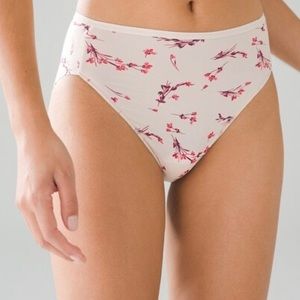 Soma Vanishing Edge Microfiber High Leg Panty Sz M